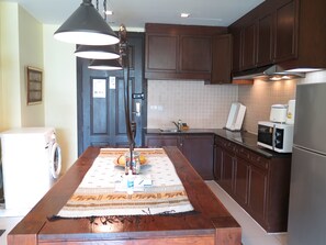 Réfrigérateur, micro-ondes, lave-vaisselle, cafetiÚre/bouilloire