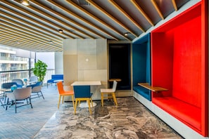 Un intérieur moderne comprenant un espace salon, une table et des chaises.