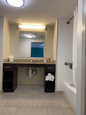 Bathroom - Clarion Inn Atlantic City - Beach and Boardwalk (Atlantic City)