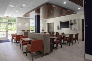 Free daily buffet breakfast - Holiday Inn Express Wells-Ogunquit-Kennebunk by IHG (Wells)