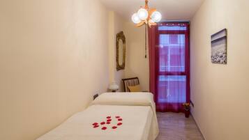 3 slaapkamers, een strijkplank/strijkijzer, internet, beddengoed