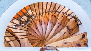 Eine Wendeltreppe mit Holzbodenstufen und Metallgeländern.