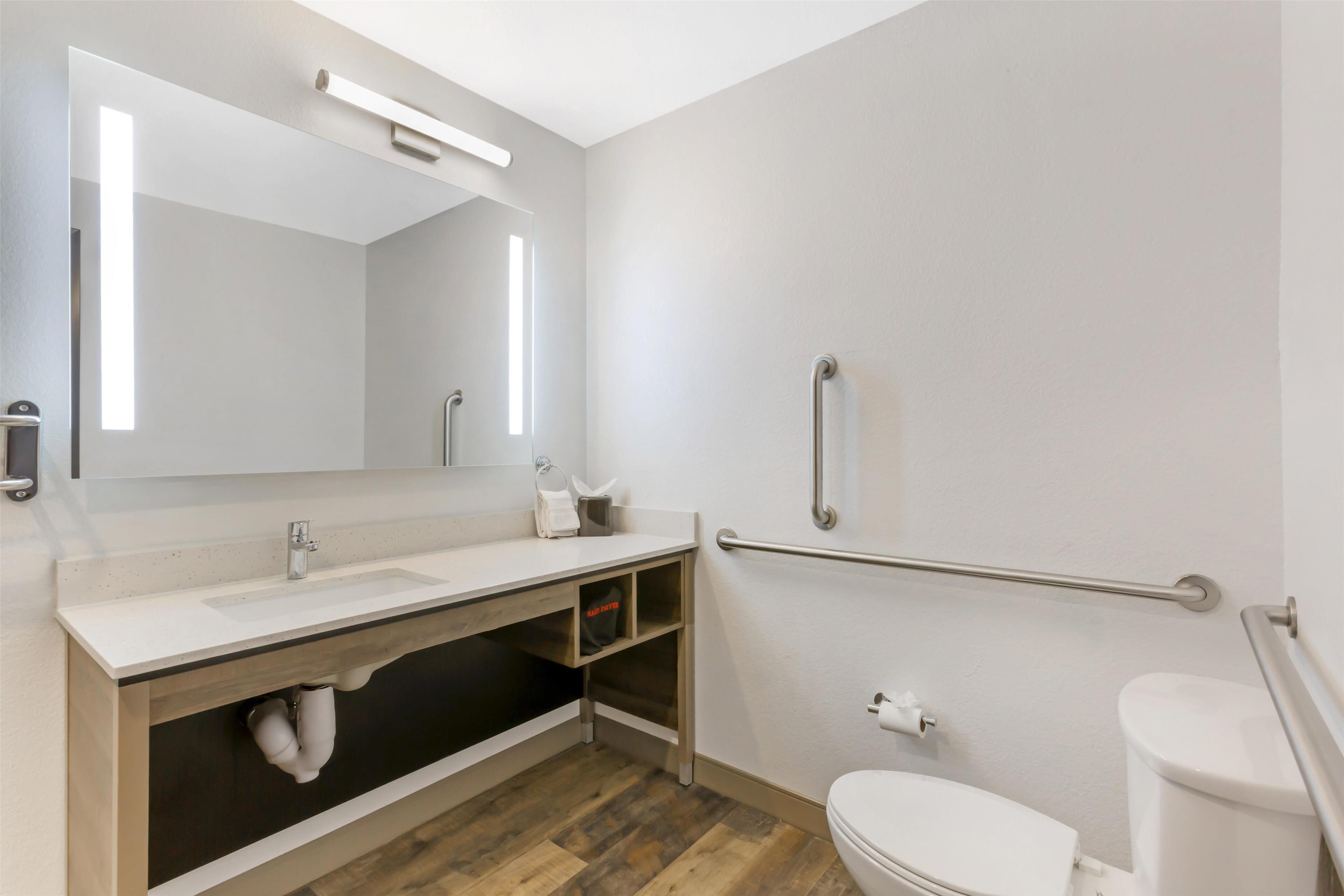 family suite, multiple beds, accessible, bathtub | bathroom | free toiletries, hair dryer, towels