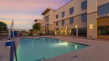 Utendørsbasseng og solsenger