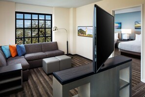 Suite, 1 Bedroom (Specialty) | Peralatan tempat tidur hipoalergenik, peti besi dalam bilik, meja