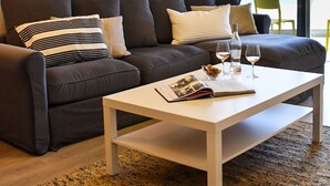 Apartamento, 1 quarto, sacada, vista para o mar | Área de estar