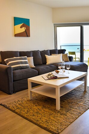 Departamento, 1 habitación, balcón, vista al mar | Área de sala de estar | Televisión LCD de 40 pulgadas con canales por cable y televisión 