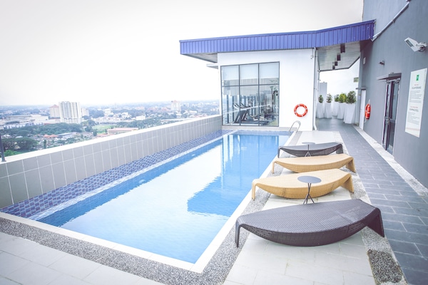 Piscine couverte, accÚs possible de 07 h 00 à 19 h 00, chaises longues