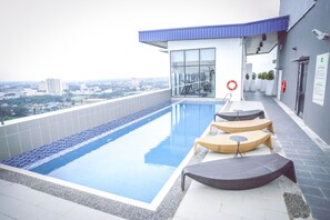 Una piscina techada, sillones reclinables de piscina