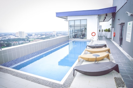 Una piscina techada, sillones reclinables de piscina