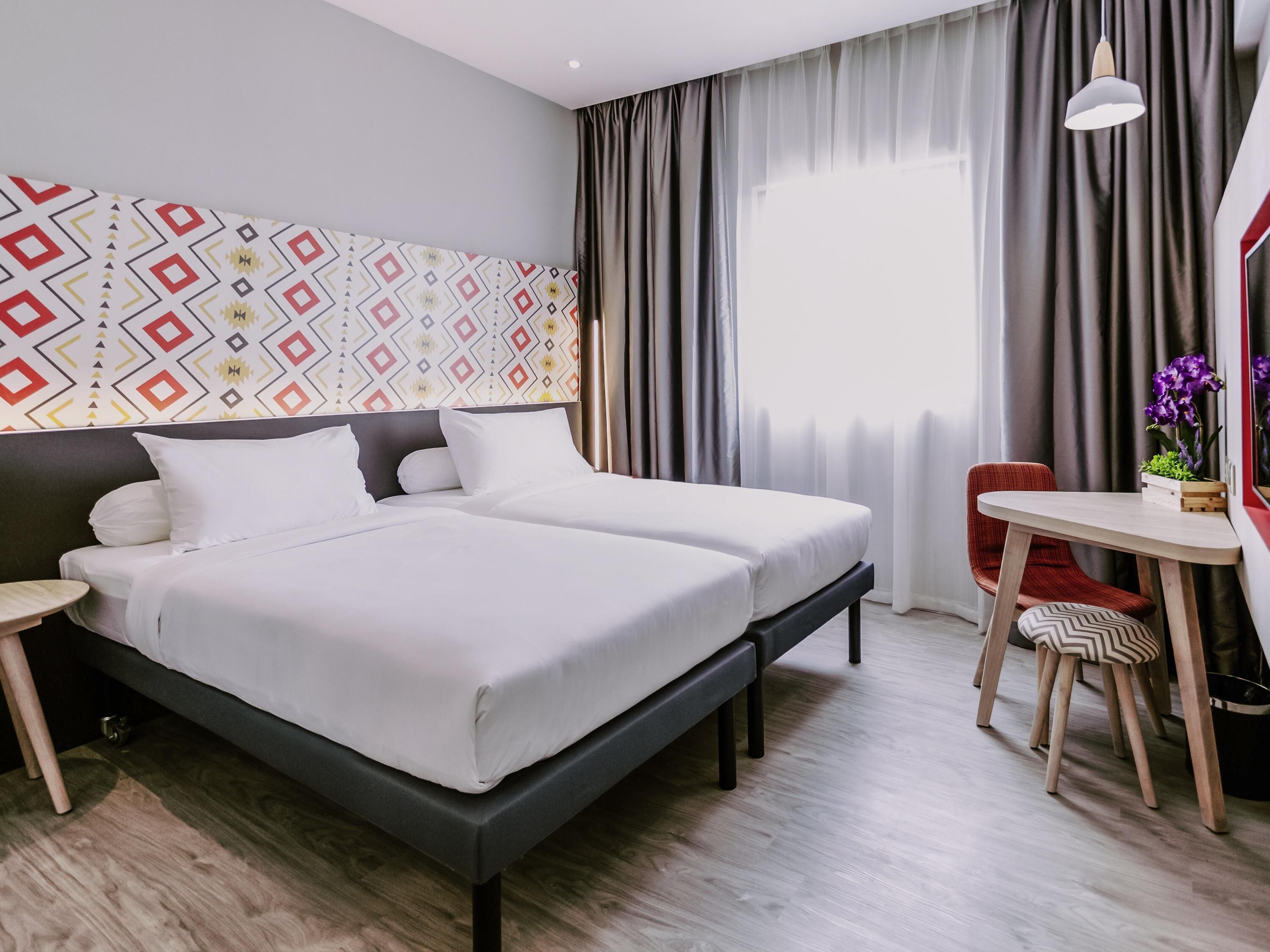 Habitación superior, 2 camas individuales | Minibar, caja fuerte, escritorio y sistema de insonorización