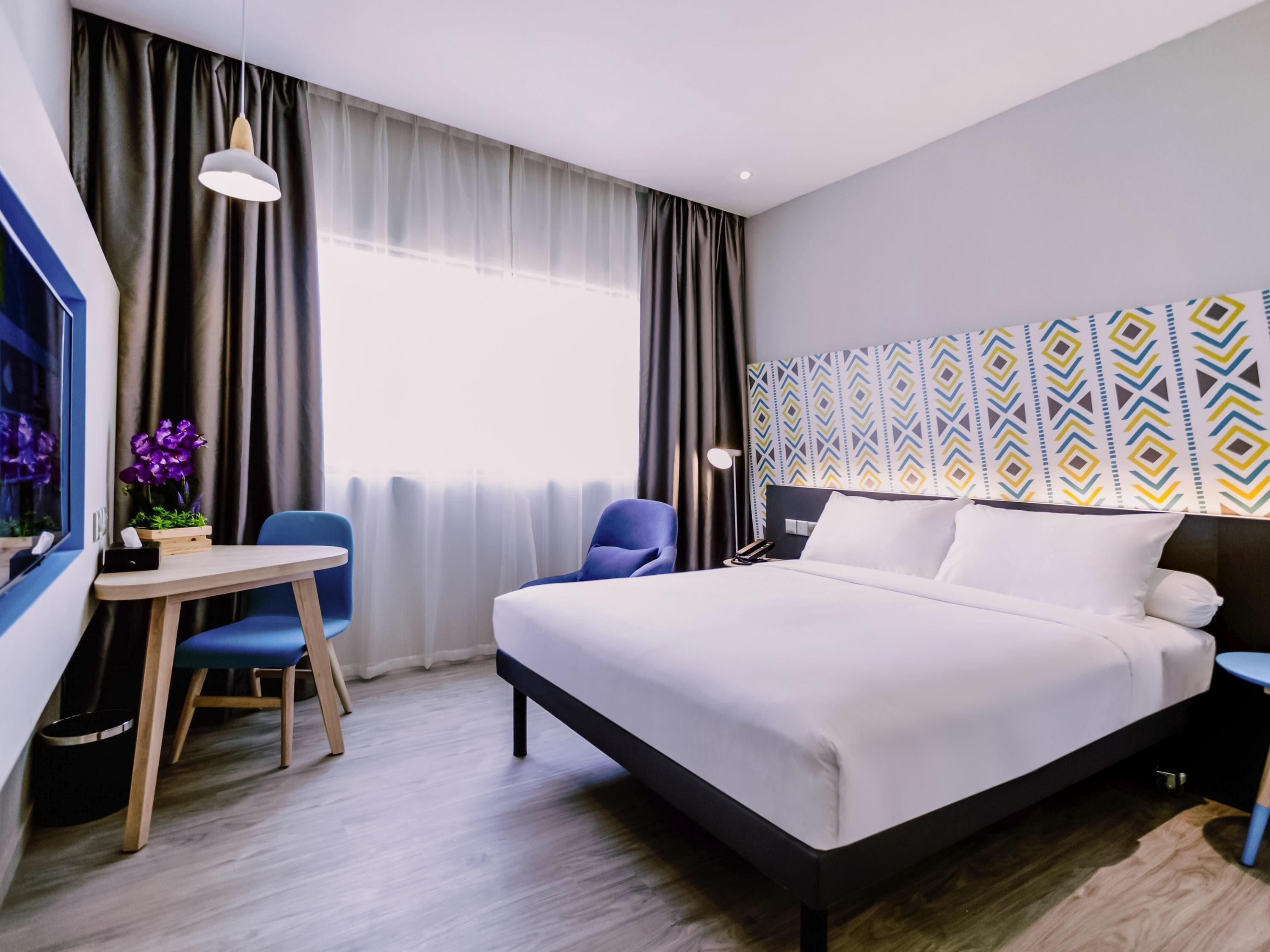 Habitación superior, 1 cama doble | Minibar, caja fuerte, escritorio y sistema de insonorización