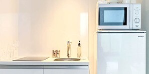 Habitación, para no fumadores (Double Room 101) | Cocina privada | Refrigerador con congelador, microondas y parrilla de estufa