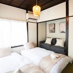 3 bedrooms, down comforters, iron/ironing board, free WiFi