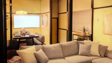 3 bedrooms, down comforters, iron/ironing board, free WiFi
