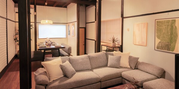 Flat-screen TV - Within walking distance to Shinjuku | 4 min walk to nearest station | Entire 3BR house 75㎡ | Sleeps up to 10 | Family-friendly | High-speed Wi-Fi | Shibuya, Tokyo (Tokyo)