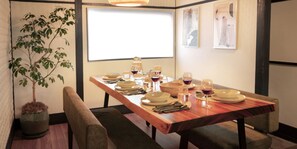 In-room dining - Within walking distance to Shinjuku | 4 min walk to nearest station | Entire 3BR house 75㎡ | Sleeps up to 10 | Family-friendly | High-speed Wi-Fi | Shibuya, Tokyo (Tokyo)