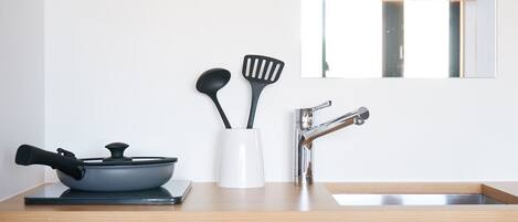 Una cocina moderna con un lavabo, una estufa y una ventana.
