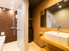 Bañera y ducha independientes, bañera profunda