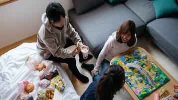 房內夾萬、書桌、免費 Wi-Fi、床單