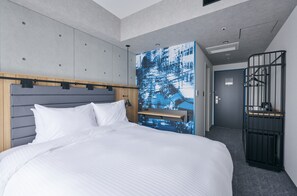 Una habitación de hotel moderna con una cama grande, cabecera de madera, televisor montado en la pared y una jaula de metal negro.