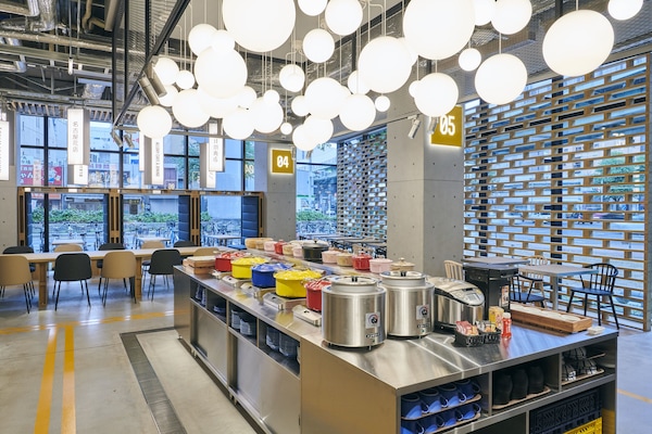 Daily buffet breakfast (JPY 2500 per person)