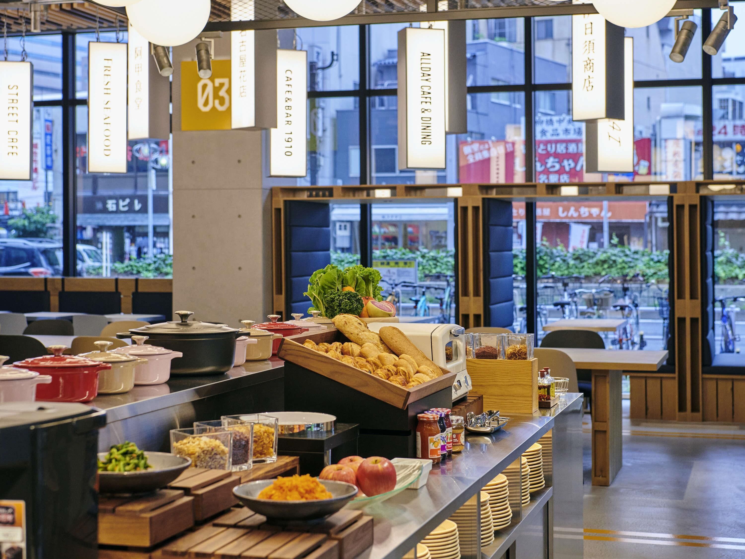 朝食、ランチ、ディナーに営業