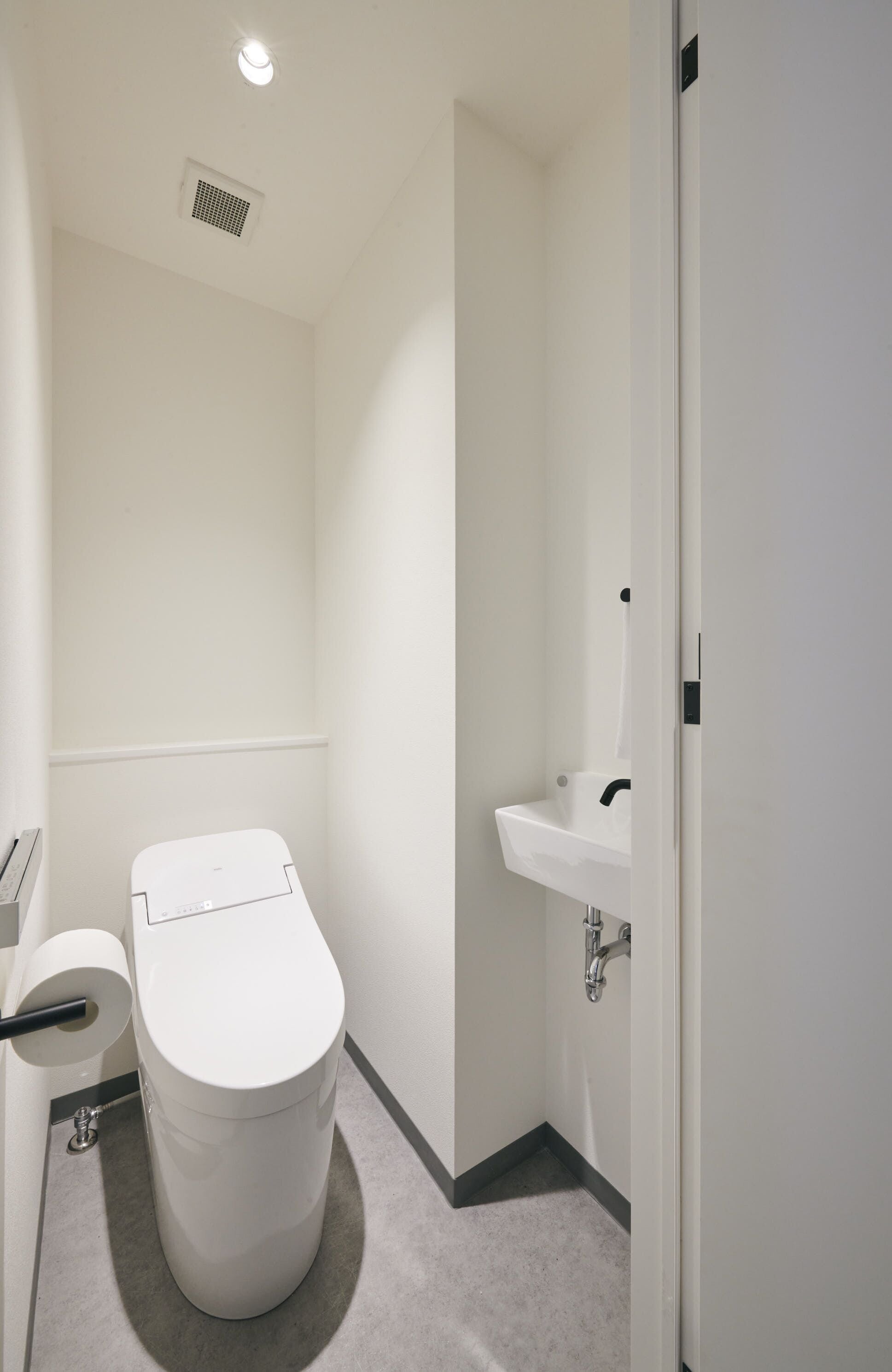 Standard Room, 2 Single Beds, Non Smoking | Bathroom | Shower, rainfall showerhead, eco-friendly toiletries, hair dryer
