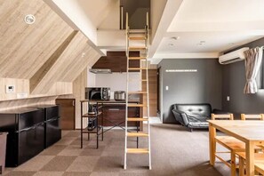 Habitación (2DK+Loft 70sqm, Shinjuku East 302) | Decoración personalizada, tabla de planchar con plancha y wifi gratis 