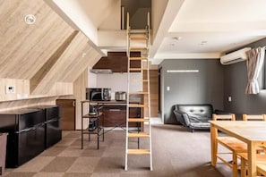 Habitación (2DK+Loft 70sqm, Shinjuku East 302) | Decoración personalizada, tabla de planchar con plancha y wifi gratis