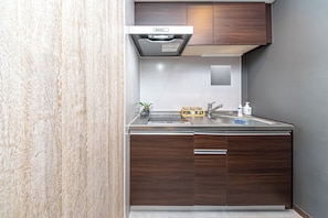 Huoneisto (3LDK 70sqm 6beds, Shinjuku East 202) | Yksityinen keittiö | Jääkaappi, mikroaaltouuni, liesi, vedenkeitin