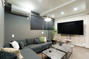 Huone (2DK+Loft 70sqm, Shinjuku East 302) | Oleskelualue | Taulutelevisio