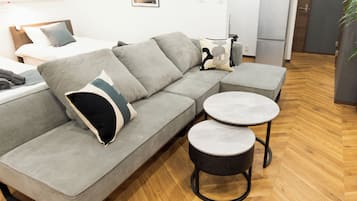 ์ํํธ (3LDK 70sqm 6beds, Shinjuku East 102) | ๊ฑฐ์ค ๊ณต๊ฐ | ํ๋ฉด TV