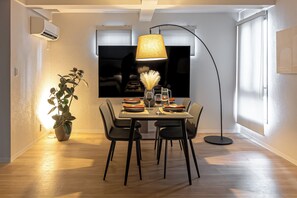 Appartement (3LDK 70sqm 6beds, Shinjuku East 202) | Dineren op de kamer