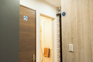 อพาร์ทเมนท์ (3LDK 70sqm 6beds, Shinjuku East 102) | ห้องพักตกแต่งอย่างมีเอกลักษณ์, เตารีด/โต๊ะรีดผ้า, Wi-Fi ฟรี