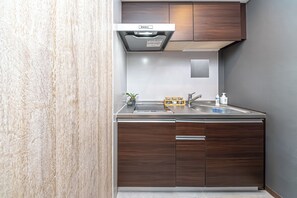 Apartamento (3LDK 70sqm 6beds, Shinjuku East 202) | Cozinha privada | Geladeira, micro-ondas, cooktop, chaleira elétrica