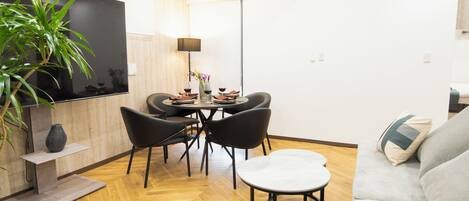 Appartement (3LDK 70sqm 6beds, Shinjuku East 102) | Aire de séjour | Téléviseur à écran plat