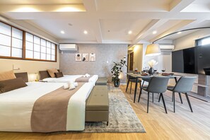 A modern hotel room with a large bed, a bench, a dining area, and a TV. - 15 min Shinjuku! Kitchen Laundry! Perfect for a Long Stay! Many Facilities NearbyI Shinjuku,Tokyo (Tokyo)