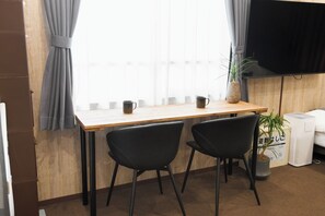 客室ごとに異なる装飾、アイロン / アイロン台、WiFi (無料)