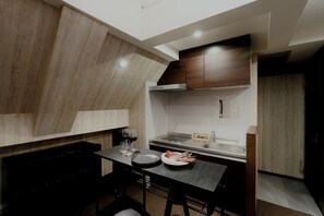 Zimmer (2DK+Loft 70sqm, Shinjuku East 302)