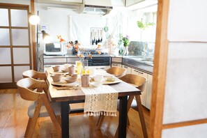 Casa (Yuzawa Japanese House) | Servicio de comidas en la habitación