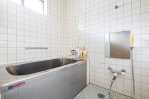 Hus (Yuzawa Japanese House) | Badeværelse | Kombination af bruser/badekar, gratis toiletartikler, hjemmesko
