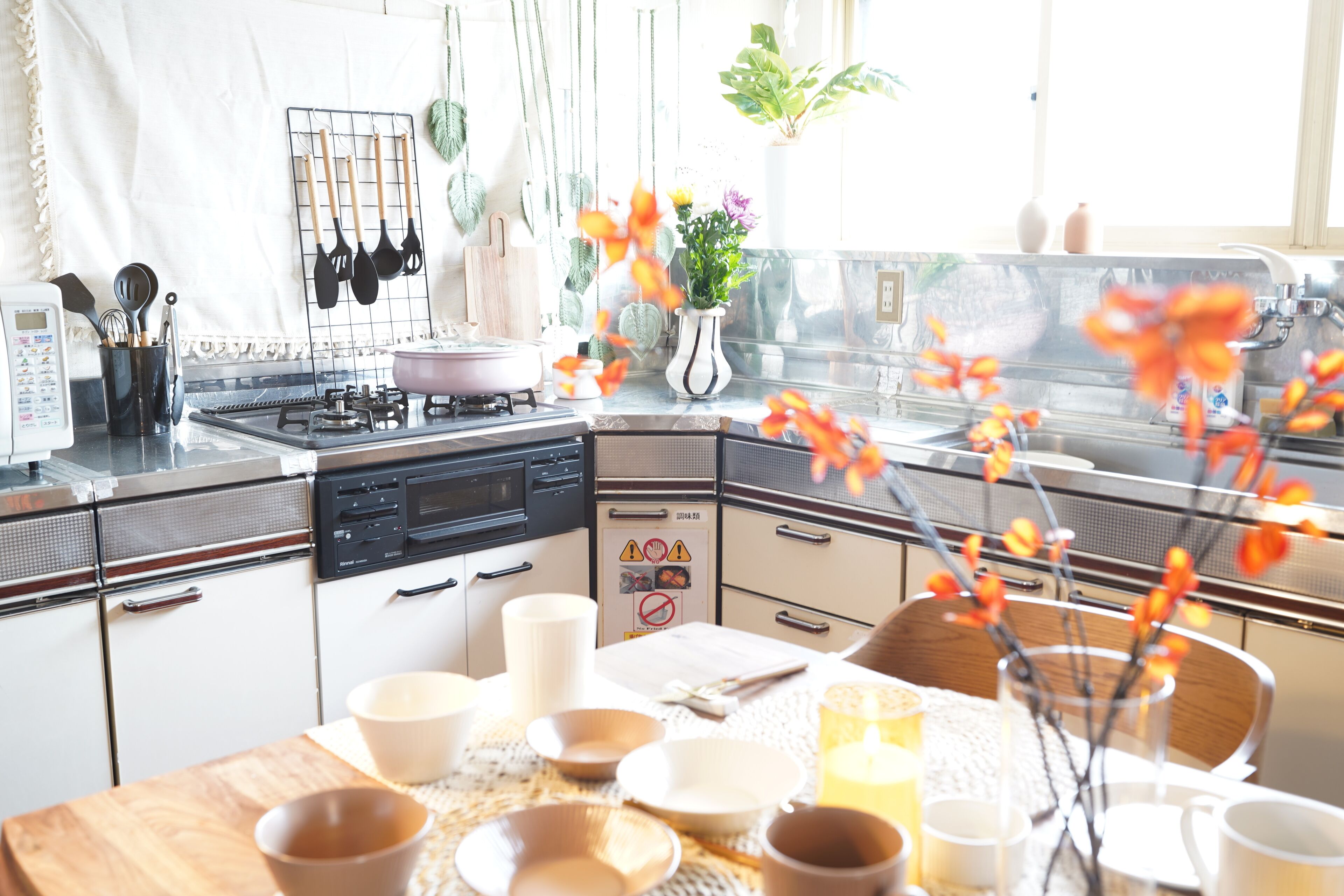 Rumah (Yuzawa Japanese House) | Dapur bersama | Lemari es, microwave, kompor, dan ketel listrik