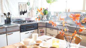 Rumah (Yuzawa Japanese House) | Dapur bersama | Lemari es, microwave, kompor, dan ketel listrik