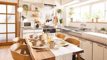 Huis (Yuzawa Japanese House) | Woonruimte | Een flatscreentelevisie