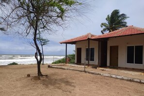 Front of property - Trippr Gokarna - Backpacker Hostel (Kumta)