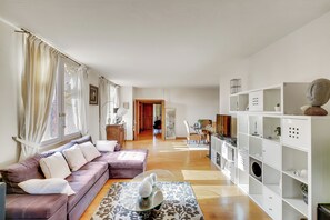 Smart TV, lareira, DVD player, mesa de pingue-pongue