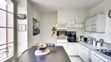 Réfrigérateur, micro-ondes, four, plaque de cuisson