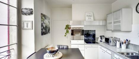 Een koelkast, een magnetron, een oven, een kookplaat