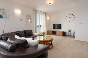 TV, DVD player, books, stereo - Design apartment Bellevue (Porec)